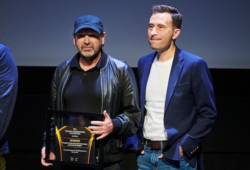 Regisseur Barry Avrich (l) und Produzent Mark Selby halten ihren Preis für „The Road Between Us: The Ultimate Rescue“ hoch.