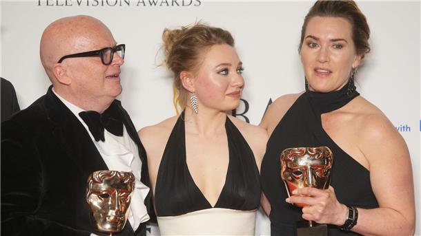 Regisseur Dominic Savage und die Schauspielerinnen Mia Threapleton und ihre Mutter Kate Winslet bei der Verleihung der Bafta Television Awards.