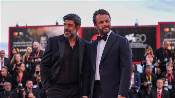 Filmfestspiele Venedig eröffnet Regisseur Edoardo De Angelis (r) und Schauspieler Pierfrancesco Favino kommen zur Premiere ihres Films „Comandante“.