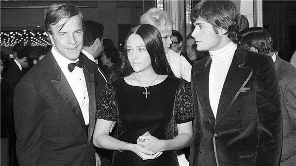 Regisseur Franco Zeffirelli (l-r) und die britischen Schauspieler Olivia Hussey und Leonard Whiting nach der Premiere 1968 in Paris.