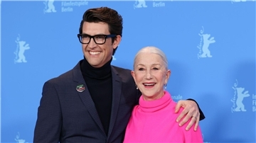 Regisseur Guy Nattiv und Dame Helen Mirren stellten ihren Film „Golda“ auf der Berlinale vor.