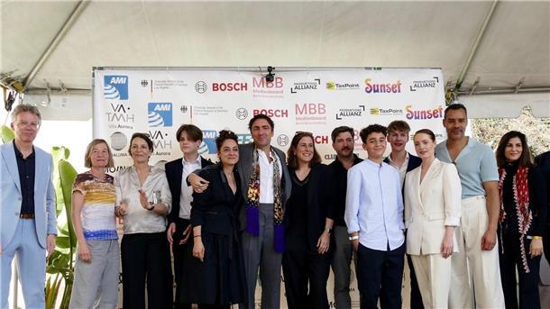 Regisseur Ilker Çatak („Das Lehrerzimmer“) mit seinem Team beim traditionellen Empfang der deutschen Oscar-Anwärter in der historischen Villa Aurora in Pacific Palisades.