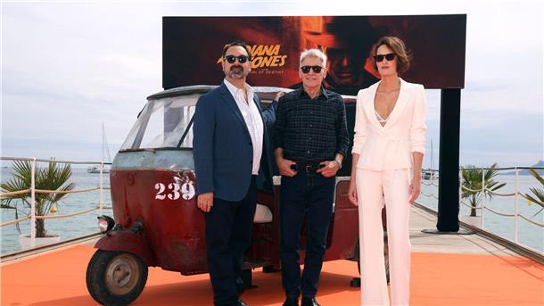 Neuer „Indiana Jones“-Film mit Harrison Ford in Cannes Regisseur James Mangold (l-r) mit Harrison Ford und Phoebe Waller-Bridge in Cannes.