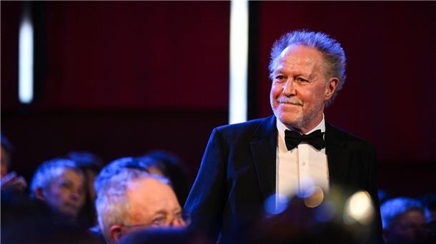 Regisseur Nicolas Philibert erhält den Goldenen Bären für den Besten Film bei der Preisverleihung der Berlinale.