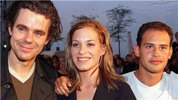 Regisseur Tom Tykwer (l) und die beiden Hauptdarsteller, Franke Potente und Moritz Bleibtreu, bei der Weltpremiere von „Lola rennt“ in Köln.