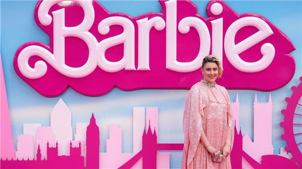Regisseurin Greta Gerwig knackt mit „Barbie“ die Milliarde Regisseurin Greta Gerwig bei der „Barbie“-Premirere in London.