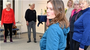 Reha-Pädagogin Sonja Schmerl (im Vordergrund) führte die Frauen in die Grundlagen von Thai Chi ein.