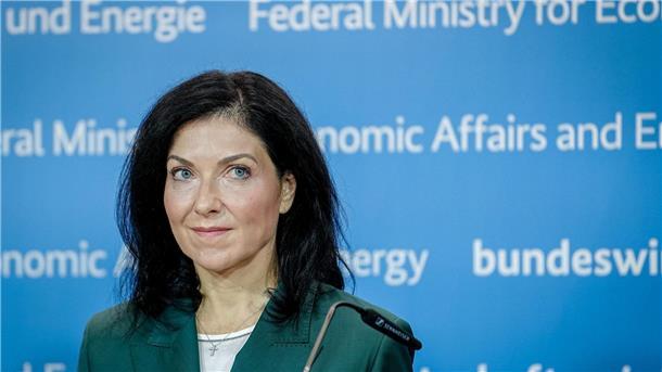 Reiche will Energiewende besser steuern und bezahlbar halten Reiche will die Energiewende besser steuern.