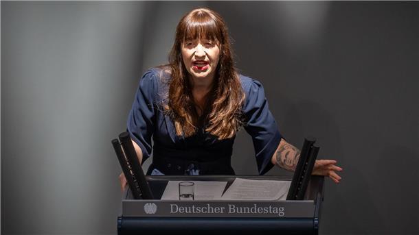 Reichinnek bleibt bei Kritik an Sozialreformen.