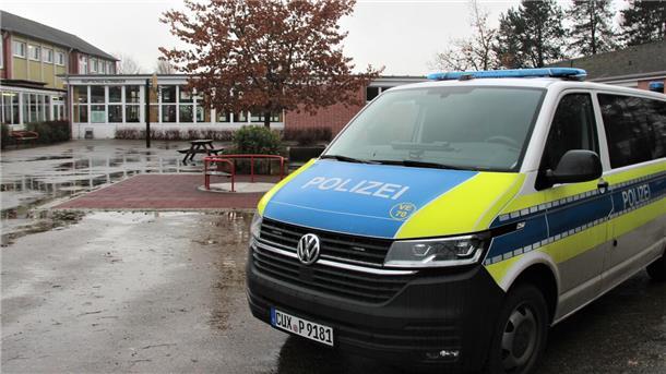 Schock am Morgen: Mädchen greift Mitschülerin an Cuxhavener Schule mit Messer an Polizei ist am Donnerstagmorgen an der Schule in Lüdingworth. Offensichtlich eskalierte eine Auseinandersetzung unter zwei Schülerinnen.