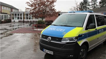 Polizei ist am Donnerstagmorgen an der Schule in Lüdingworth. Offensichtlich eskalierte eine Auseinandersetzung unter zwei Schülerinnen.