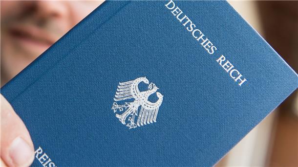 „Reichsbürger“ bestreiten die Existenz der Bundesrepublik und stellen sich mitunter fiktive Pässe des Deutschen Reichs aus.