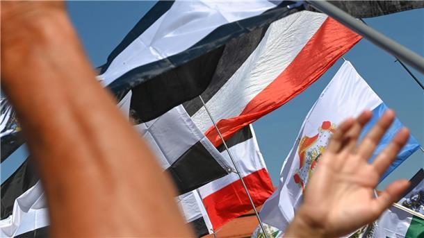 Mutmaßliches Mitglied der „Kaiserreichsgruppe“ angeklagt Reichsflaggen während einer Kundgebung (Symbolbild).