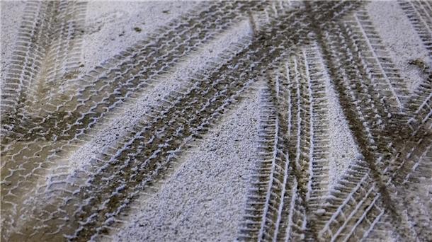 Winter sorgt für Chaos auf den Straßen - Für Sonntag ist Eisregen angekündigt Reifenspuren im Schnee: Nach dem milden Start ins neue Jahr steht der Winter und mitunter gefährliche Glätte ins Haus.