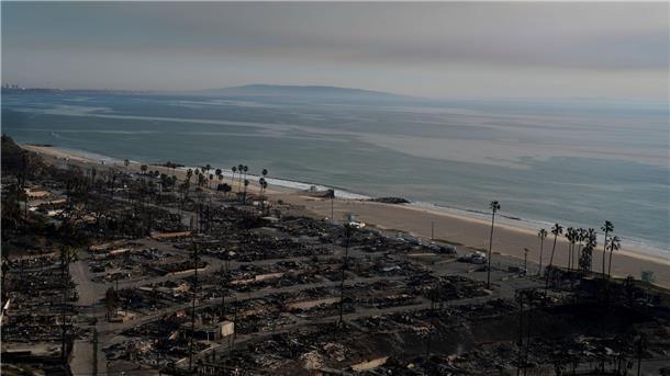 Bilder des Tages Reihen von Wohnhäusern sind nach Bränden im Stadtteil Pacific Palisades in Los Angeles bis auf die Grundmauern niedergebrannt.