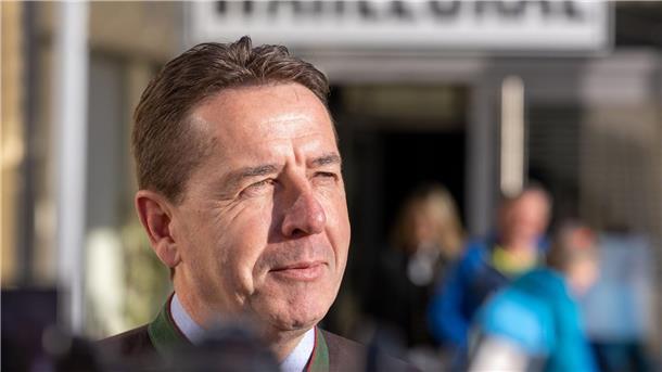 Rein rechnerisch ist in Österreichs südlichstem Bundesland jetzt eine Koalition aus rechtskonservativen Kräften gegen die Sozialdemokraten möglich. Unter diesen schnitt die FPÖ mit Spitzenkandidat Erwin Angerer am besten ab.