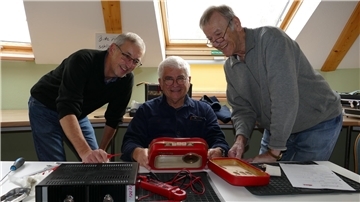 Reiner Dziosa, Burkhard Linke und Albert Günther (von links) freuen sich über das alte Radio.