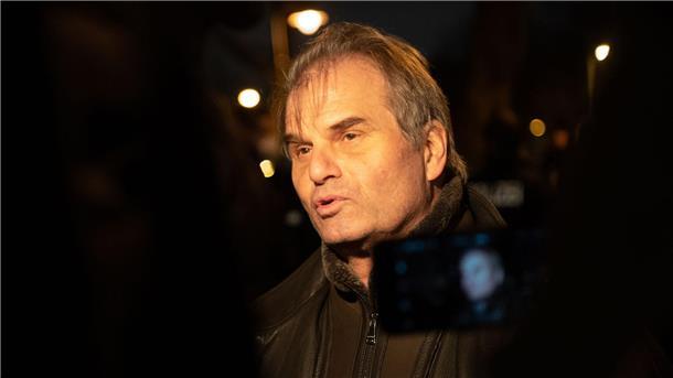 Ex-„Die Basis“-Kanzlerkandidat vor Gericht: Wurde entführt Reiner Fuellmich steht in Berlin vor einem gastronomischen Betrieb und spricht mit Journalisten.