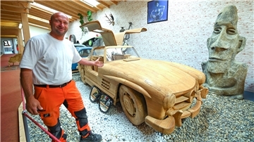 Reiner Mütze hat im Curioseum in Willingen auf 2500 Quadratmetern Ausstellungsfläche viele kuriose Ausstellungsstücke gesammelt. Unter anderem auch einen Mercedes 300 SL Flügeltürer aus Jamaika, der angeblich aus den Holzlatten von Bierkästen gezimmert ist.