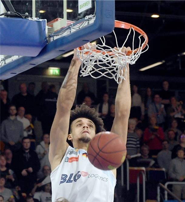 Pölking erledigt seine Hausaufgaben in der Sommerpause Reingestopft: Beim Dunking lässt Moses Pölking nichts anbrennen.