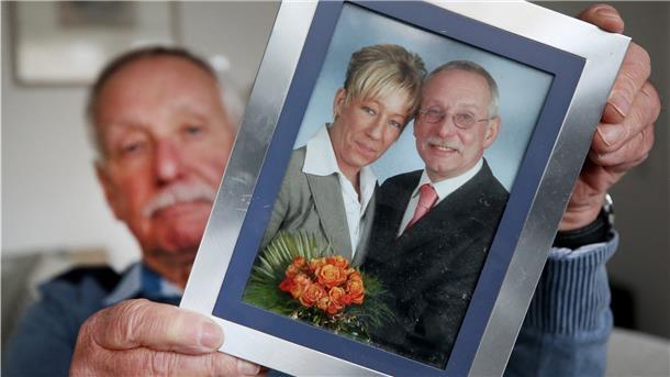 Reinhard Schetters zeigt das Hochzeitsfoto mit seiner Frau Petra, die seit dem 19. Mai 2019 spurlos verschwunden ist.