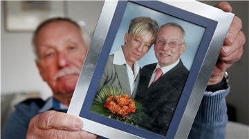 Reinhard Schetters zeigt das Hochzeitsfoto mit seiner Frau Petra, die seit dem 19. Mai 2019 spurlos verschwunden ist.