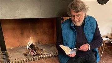 Reinhold Friedl liest am Kamin im Allmershaus aus seinem Buch „Genfer Schlendertage“.