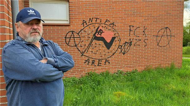 Reinhold Wohltmann, Vorsitzender des TSV Uthlede, ärgert sich über den Vandalismus am Vereinsheim. 