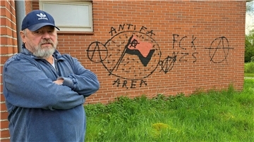 Reinhold Wohltmann, Vorsitzender des TSV Uthlede, ärgert sich über den Vandalismus am Vereinsheim. 
