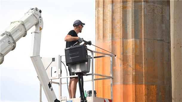 Anklage nach Farbattacke auf Brandenburger Tor Reinigungsarbeiten im September nach einem Farbanschlag der Klimagruppe Letzte Generation auf das Brandenburger Tor.