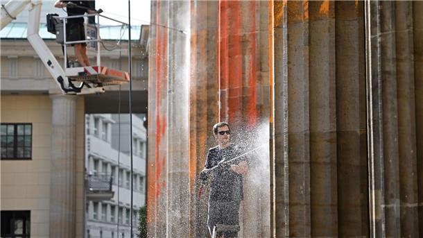 Reinigungsarbeiten nach einem Farbanschlag der so genannten letzten Generation auf das Brandenburger Tor.