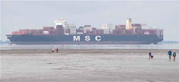 Ein Containerschiff.