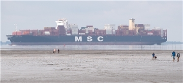 Ein Containerschiff.