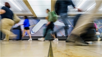 Reisende sind mit ihrem Gepäck am Flughafen Frankfurt Main: Die Fraport AG hat neue Zahlen zum Flugverkehr vorgelegt.