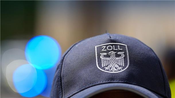 Reisende sowie auch der gewerbliche Warenverkehr werden vom Zoll routinemäßig stichprobenartig kontrolliert (Symbolbild).