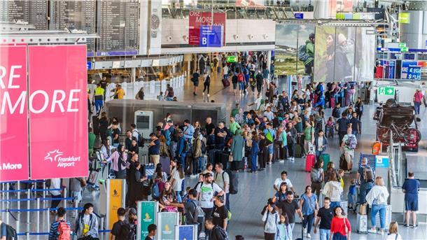Frankfurt wieder unter Europas Top-5-Flughäfen Reisende stehen am Flughafen Frankfurt Main beim Einchecken in einer langen Schlange.