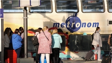 Reisende stehen im Hauptbahnhof vor einem Metronom und warten auf einen anderen Zug. Die Lokführergewerkschaft GDL hat ihre Mitglieder zum Streik bei der Deutschen Bahn aufgerufen.