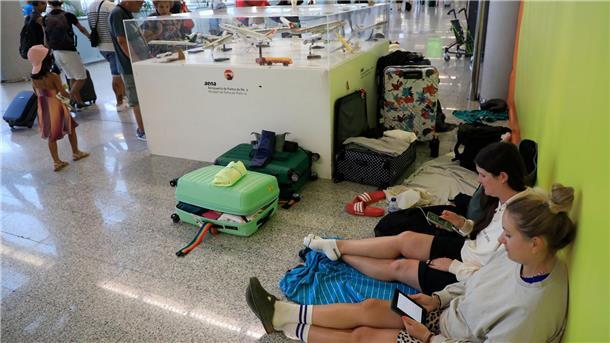Land unter auf Menorca - Flugreisende sitzen in Palma fest Reisende strandeten auf dem Flughafen und mussten die Nacht auf Decken und Luftmatratzen verbringen.