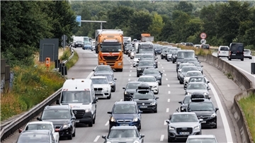 Reiseverkehr auf der Autobahn A1 Höhe Moorfleet.