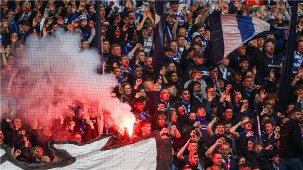 „Bodenlos“: Duisburg-Fan reanimiert - Essens Anhänger singen Rekordkulisse für ein Niederrheinpokal-Spiel: 27.000 Zuschauer in Duisburg.