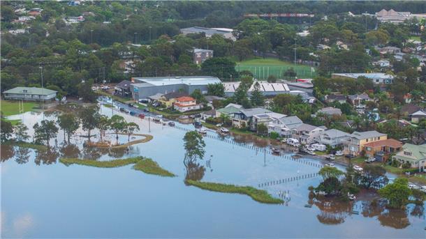 Regenchaos in Sydney: Wohnviertel versinken im Wasser Rekordniederschläge in Sydney und Teilen von Neusüdwales haben zu Überschwemmungen und weitreichenden Schäden geführt, so dass die Behörden für einige Gemeinden Evakuierungsmaßnahmen anordneten.