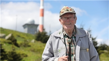 Rekordwanderer Benno Schmidt, alias Brocken-Benno, steht auf dem Brocken.
