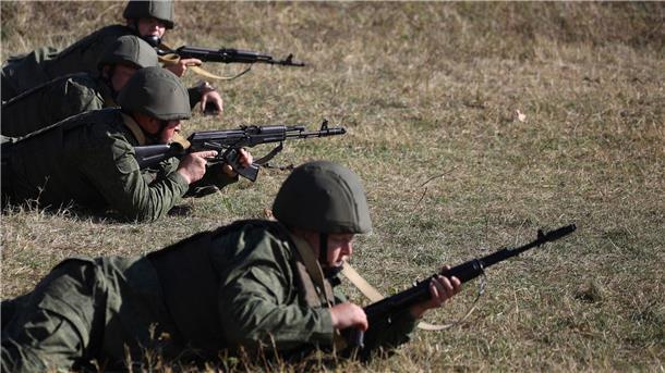 London: Russisches Militär rekrutiert Häftlinge nun selbst Rekruten trainieren auf einem Schießplatz im Süden Russlands (Archivbild).