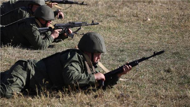 Rekruten trainieren auf einem Schießplatz im Süden Russlands. Das russische Parlament hat die Obergrenze für Einberufungen zum Militärdienst auf 30 angehoben.
