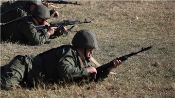 Rekruten trainieren auf einem Schießplatz im Süden Russlands. Das russische Parlament hat die Obergrenze für Einberufungen zum Militärdienst auf 30 angehoben.