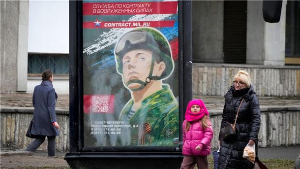 Rekrutierungsplakat der Armee mit der Aufschrift „Militärdienst unter Vertrag in den Streitkräften“. Eine Kampagne zur Aufstockung der russischen Truppen in der Ukraine mit mehr Soldaten scheint wieder im Gange zu sein.