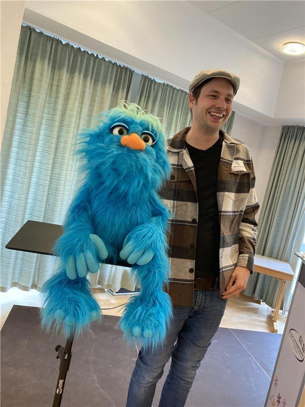 Religionspädagoge und Musiker Sebastian hatte seinen blauen Freund Ulfie mitgebracht