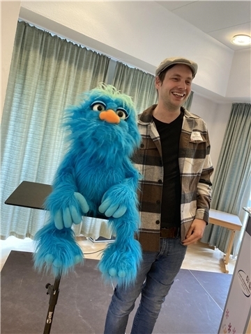 Religionspädagoge und Musiker Sebastian hatte seinen blauen Freund Ulfie mitgebracht