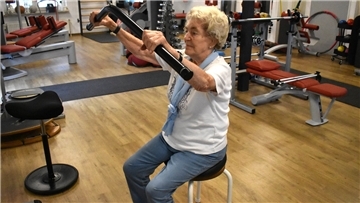 Renate Rakowitz ist 90 Jahre alt und kräftig ihre Muskeln schon seit vielen Jahren beim Training mit Geräten.