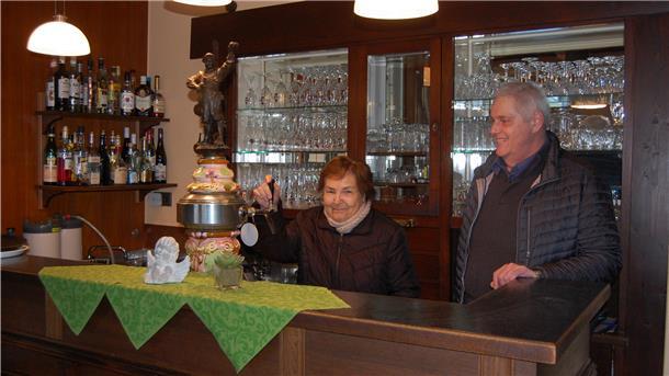 Renate Schröder und Jürgen Stoffers am Tresen der Gaststätte.